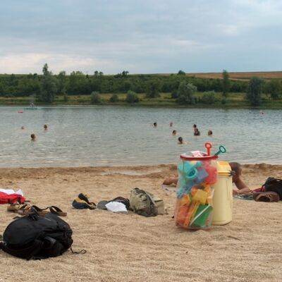 La plage du lac de Bairon en été
