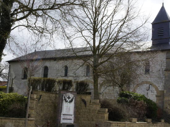 Église et monument aux morts de Cauroy