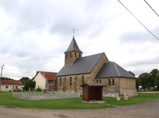 La place, l'église et le monument aux morts de Chevières