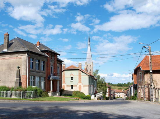 Vue sur la mairie et l'église de Manre
