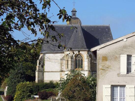 Vue sur l'arrière de l'église de Saint-Morel