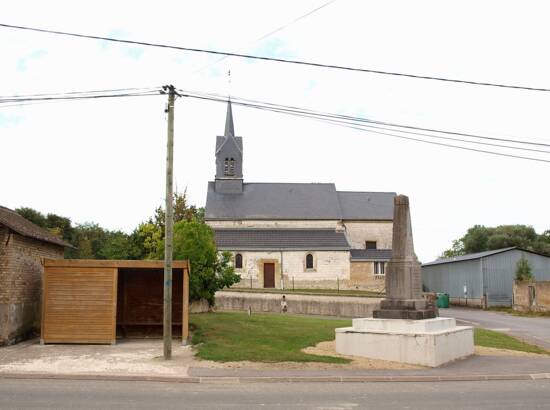 Église et monument aux morts de Saint-Pierre-à-Arnes